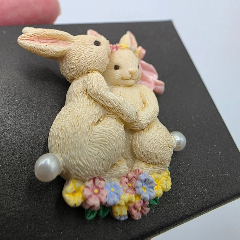 Avon‎ Womens Novelty Bunny Pin Floral Pearl Tails Vintage 1999 Cottagecore OS